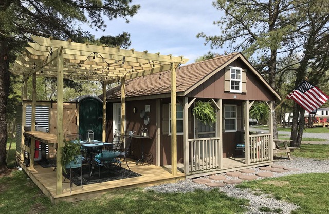 Cabaña rústica primitiva pequeña casa