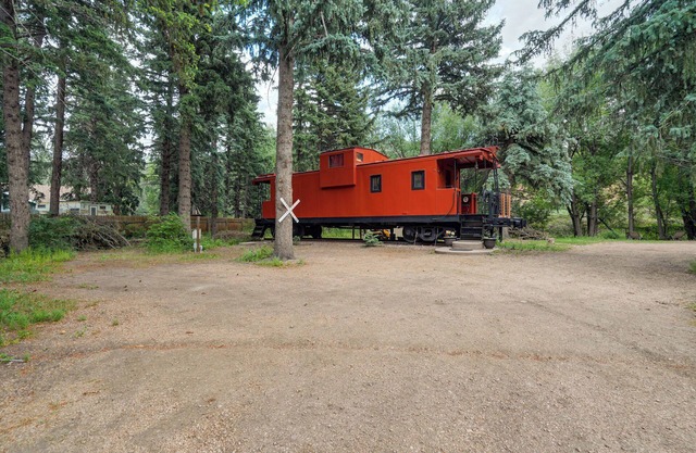 Caboose Suite duerme 2-3 (cama de matrimonio y un solo hide-a-cama).