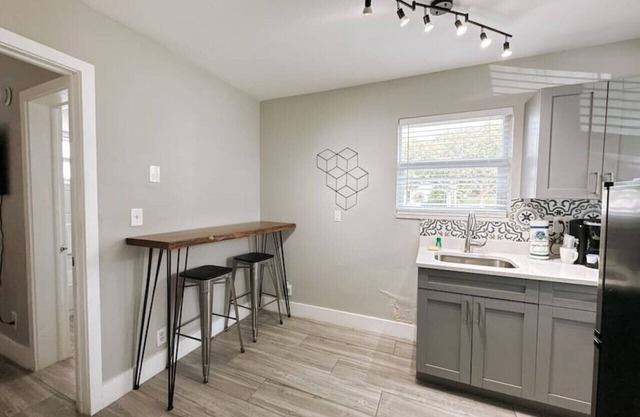 Rustic Retreats: 1BR for 4 guests minutes from Las Olas