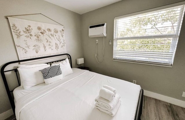 Rustic Retreats: 1BR for 4 guests minutes from Las Olas