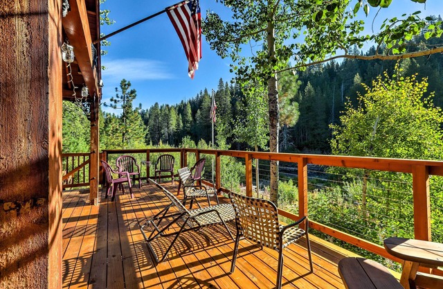 Cabaña rústica frente al río Truckee con cubierta y vista!