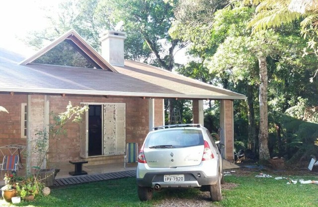 Casa de piedra rústica en condominio.