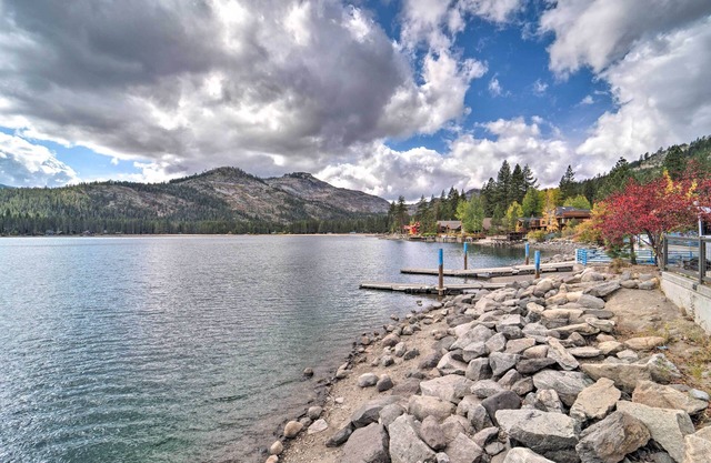 ¡NUEVO! Amplia casa de Truckee <1 milla al lago Donner