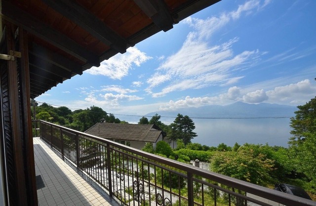 Villa rústica con vistas al lago