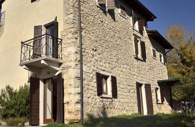 Rustico con terraza en una colina soleada en un antiguo paisaje cultural, cerca del lago de Garda