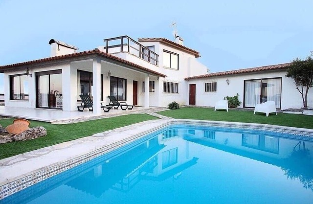 Fantástica villa de lujo con piscina, jardín y sala de juegos.