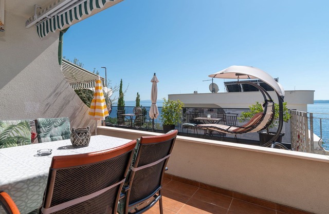 SABLIC 1 apartamento con vistas al mar, a 30 metros de una playa en OKRUG GORNJI