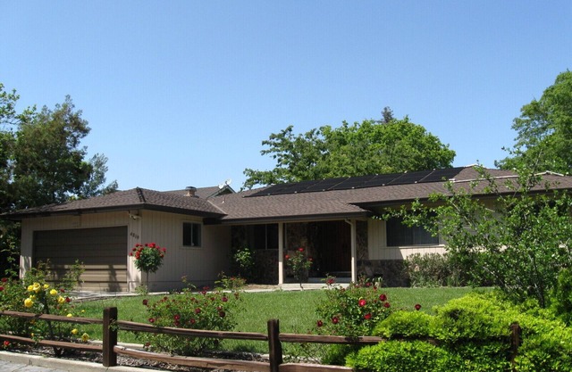 Sacramento Suburban con piscina