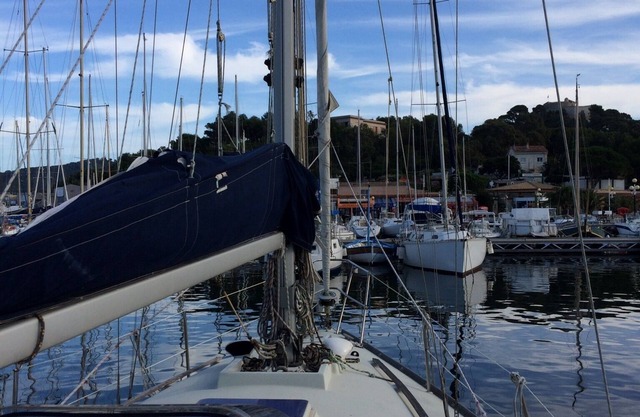 Barco de vela en la isla de atraque de Porquerolles