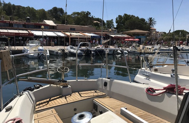 Velero en la isla de porquerolles