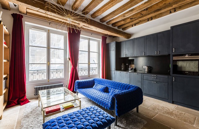 Sobresaliente, artístico 1BR Home en el cuarto, a orillas del Sena, por Veeve