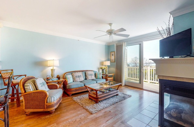 Salt Meadows townhouse w/ elevator, gas fireplace & community pool and pier