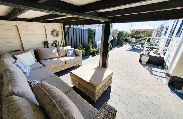 Sandy Feet Retreat, comfortable chalet on a 5* campsite 1km from Petten beach