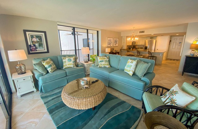 Condominio en la esquina frente a la playa justo al lado del puerto deportivo Sanibel Harbour