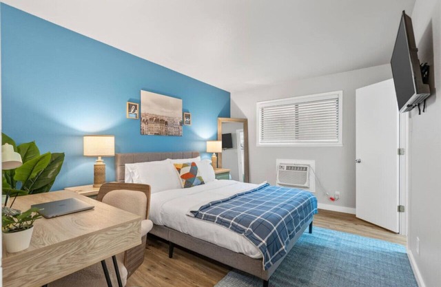 Sapphire 1BD: AT&T Walkable, Calming & Joyful !