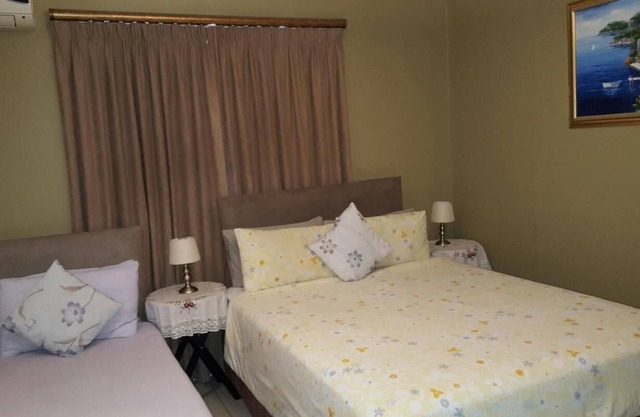 Savoy Lodge con desayuno incluido! - Bonita habitación triple económica 2