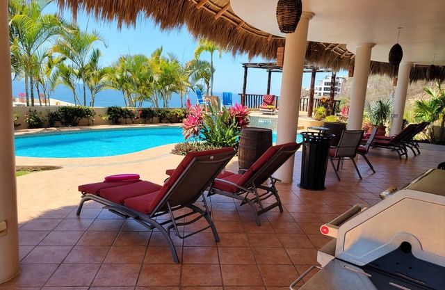 Hogar de calidad Hilltop. Océano sin fin, montaña, vistas a la selva. Piscina privada.