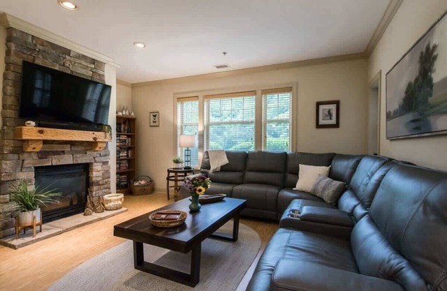 Scenic 2BR Condo w/ Porch + Pool Near Slope/Trails