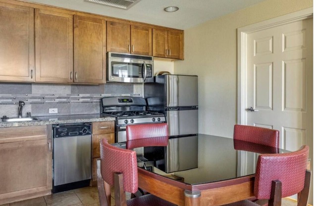 Scenic Views and Modern Comforts! Swimming Pool, Full Kitchen!