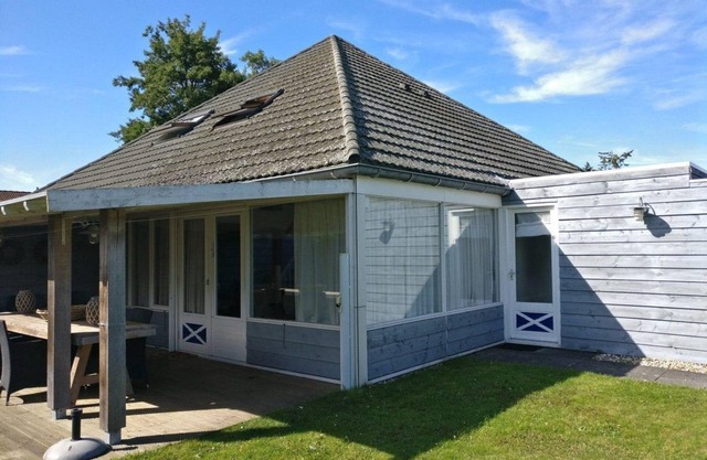 Schoneveld 163 of type Duinroos located at the Schoneveld holiday park a cosy and affordable holiday home. Duinroos is a charming holiday home with large windows that always give you the idea that you are in the garden.