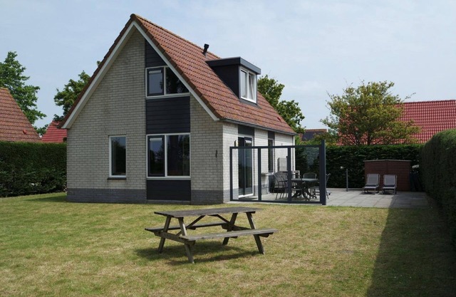 Schoneveld 184 is a holiday home of the type "Stern". The holiday home is quietly situated on the edge of holiday park Schoneveld and has a view over nature reserve "Waterdunen".