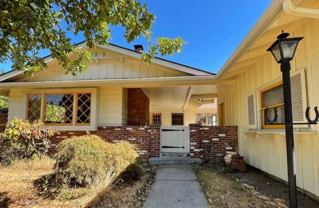 SE Woodstock Rancher, Walk to the park, Reed College, shopping & great food!