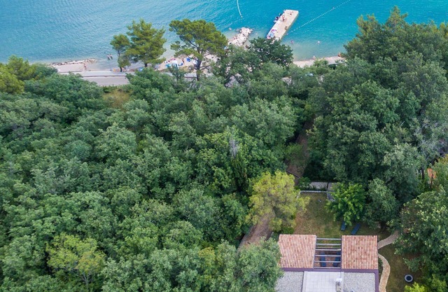 5 estrellas - Villa junto al mar con hermoso jardín en gran propiedad privada