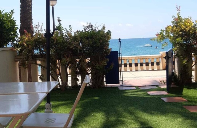 Apartamento en Sitges, 1ª linea de mar, wi-fi gratis, aire ac. y piscina comunit