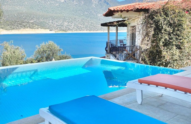Primera línea de playa Villa con plataformas propias de playa y piscina en la Península.