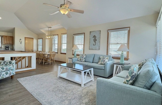 Sea Horse- Oceanside- Only a short Walk to Beach- Community Pool & Spa