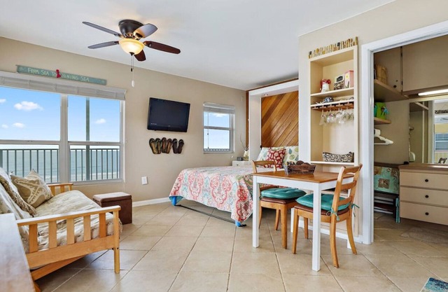 Sea Rocket 22 Gulf Front North Redington Beach, recientemente decorado, segundo piso Eficiencia WIFI
