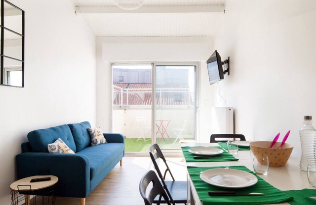 Apartamento con vistas al mar y piscina.