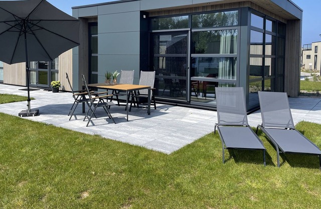 Sea view chalet directly on the IJsselmeer