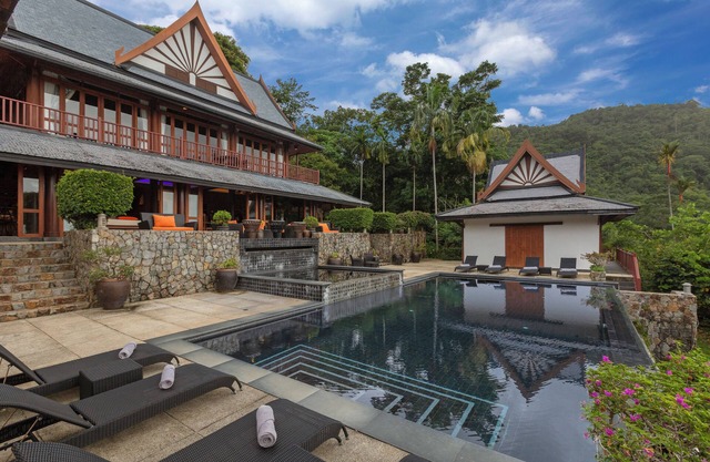 Villa con piscina privada con vistas al mar, playa y tiendas a 1 minuto en coche