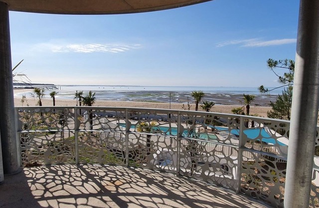Apartamento con vista al mar, 2 habitaciones, balcón, acceso directo a la playa, piscina y jacuzzi