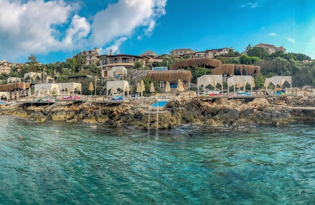 Villa frente al mar con una plataforma propia playa y piscina privada en la península