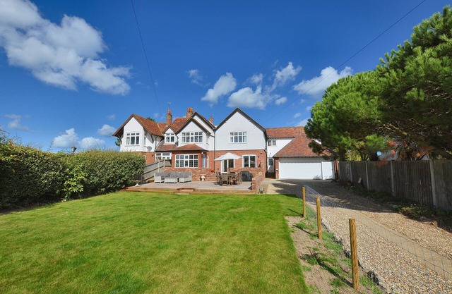 Sealink, St Nicholas Place - a grand house, close to the beach with parking