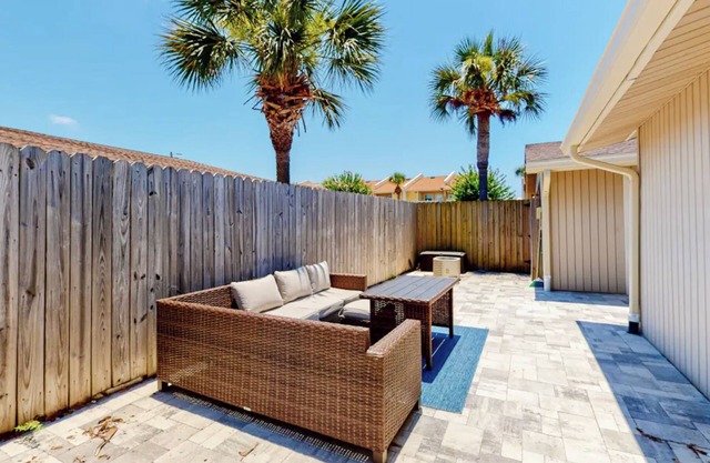 Seascape 2 Br/2 Ba quaint townhome! Easy walk to the beach!