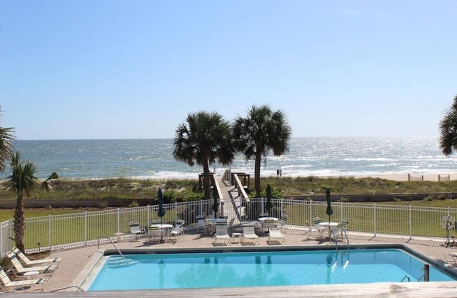 SEASHELL ESCAPE - Pool & Beach Front 2 Bedroom sleeps 6 - Enjoy!!!