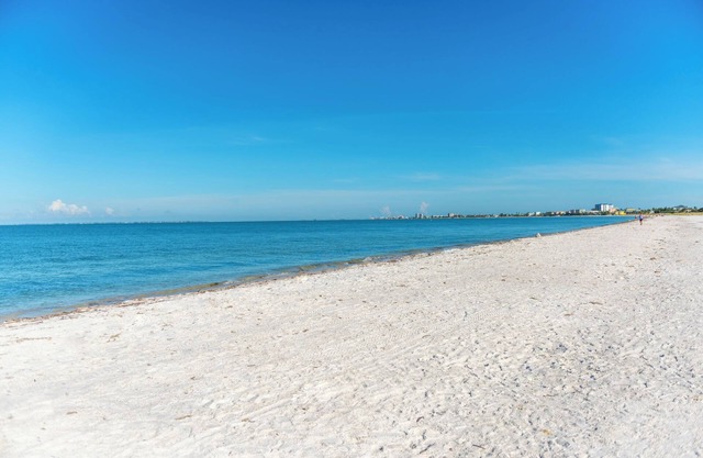 Seaside Escape! 2 Cozy Units w/ Pool & Beach Access!