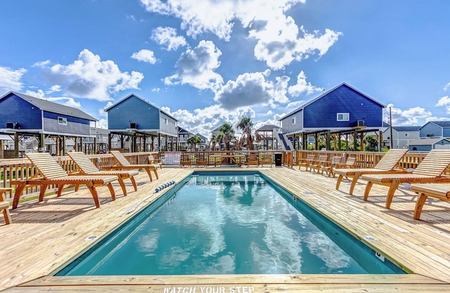 Seaside Escapes - a 3 bedroom with a loft, 3 bath, and sleeps 10.