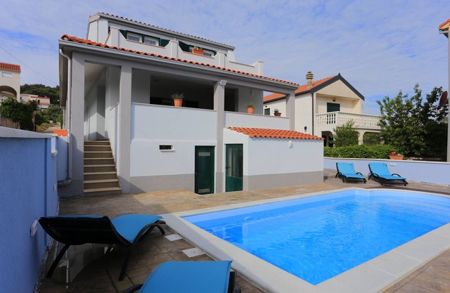 Casa familiar con piscina junto al mar Slatine, Ciovo (K-17231)