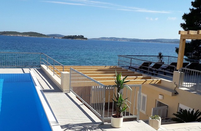 Casa familiar con piscina junto al mar Orebic, Peljesac (K-23009)