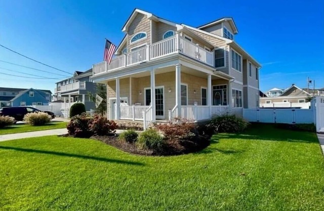 Seaside Sanctuary: 5 Bedroom Weekly Vacation Retreat with Pool, Deck, and Beach