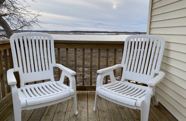 Seaside Sanctuary with Amazing Views/Dog-Friendly/Sheets & Towels Provided