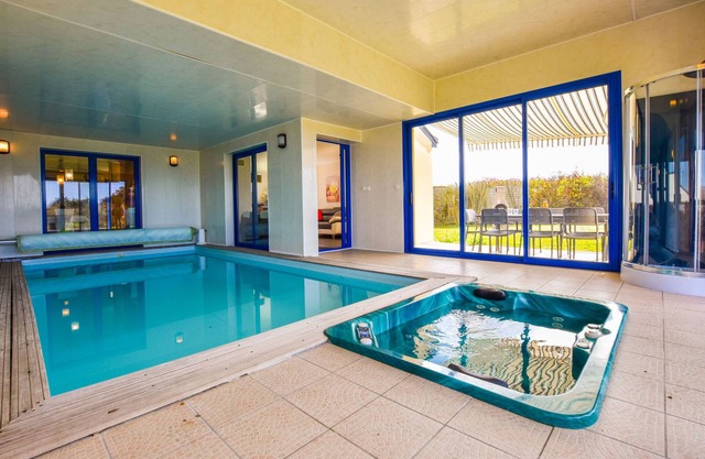 Villa en Moëlan-sur-Mer con piscina y playa