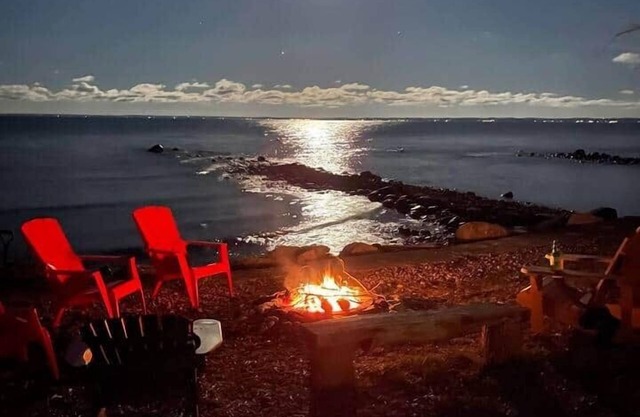 Seasons by the Bay! Waterfront views!