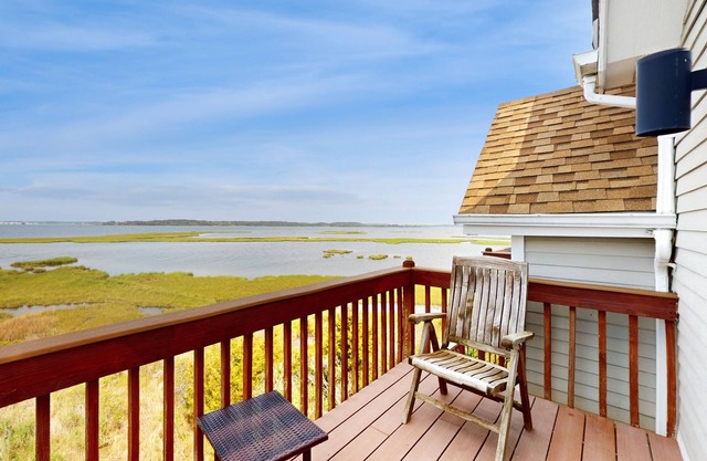 Seatowne bayfront home w/ outdoor shower, community pool, tennis & pier