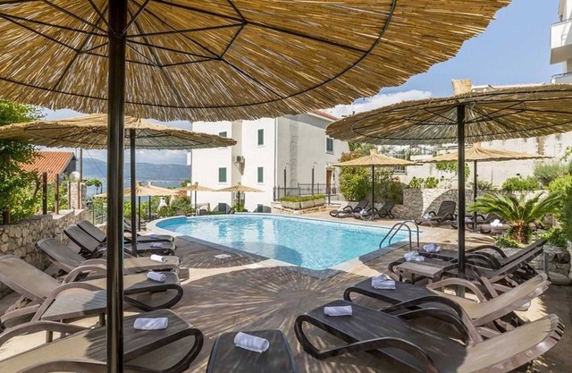 Seaview apartment Clementin with shared pool - EOS CROATIA