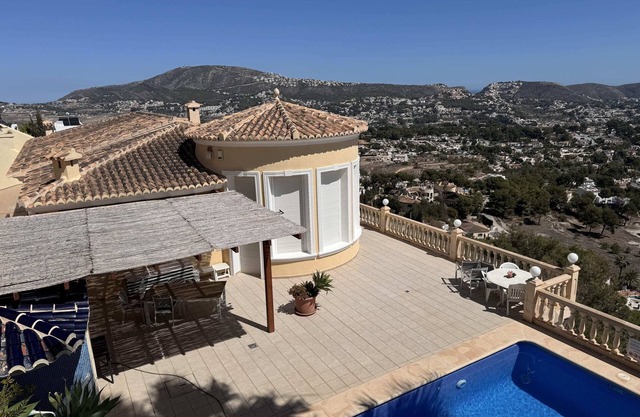 Chalet con impresionantes vistas al mar y panorámicas y piscina privada